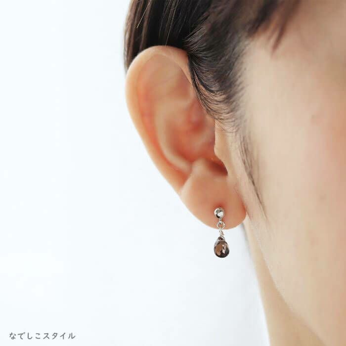天然石を使用した揺れるピアス「sizuku/スモーキークオーツ」。