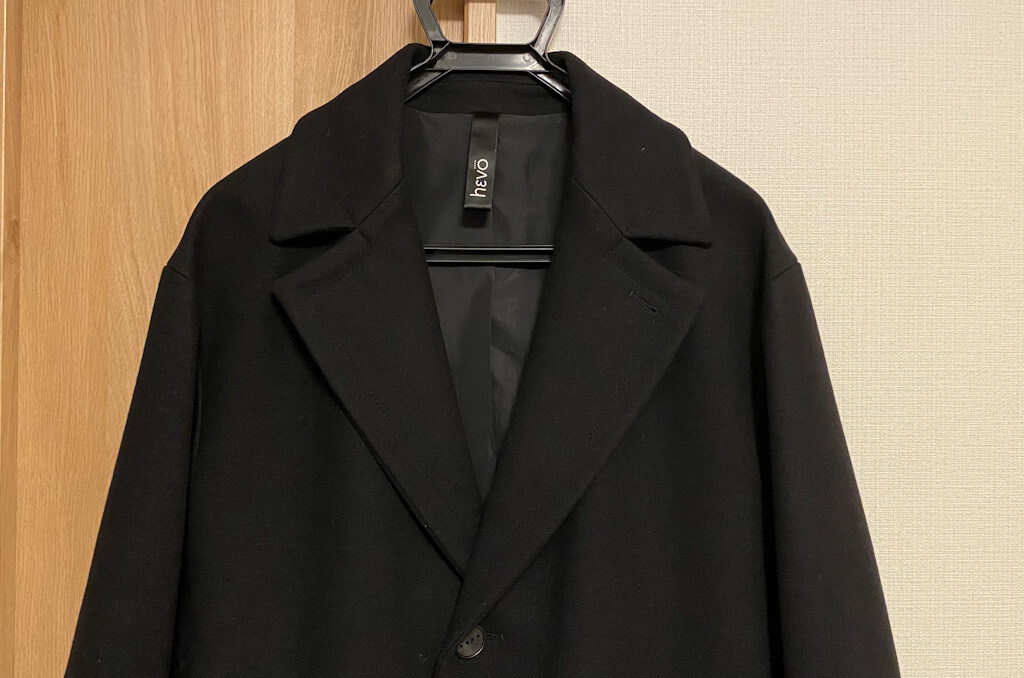 HEVO】大人の余裕を感じさせる、HEVOベルテッドチェスターコート「Ostuni」