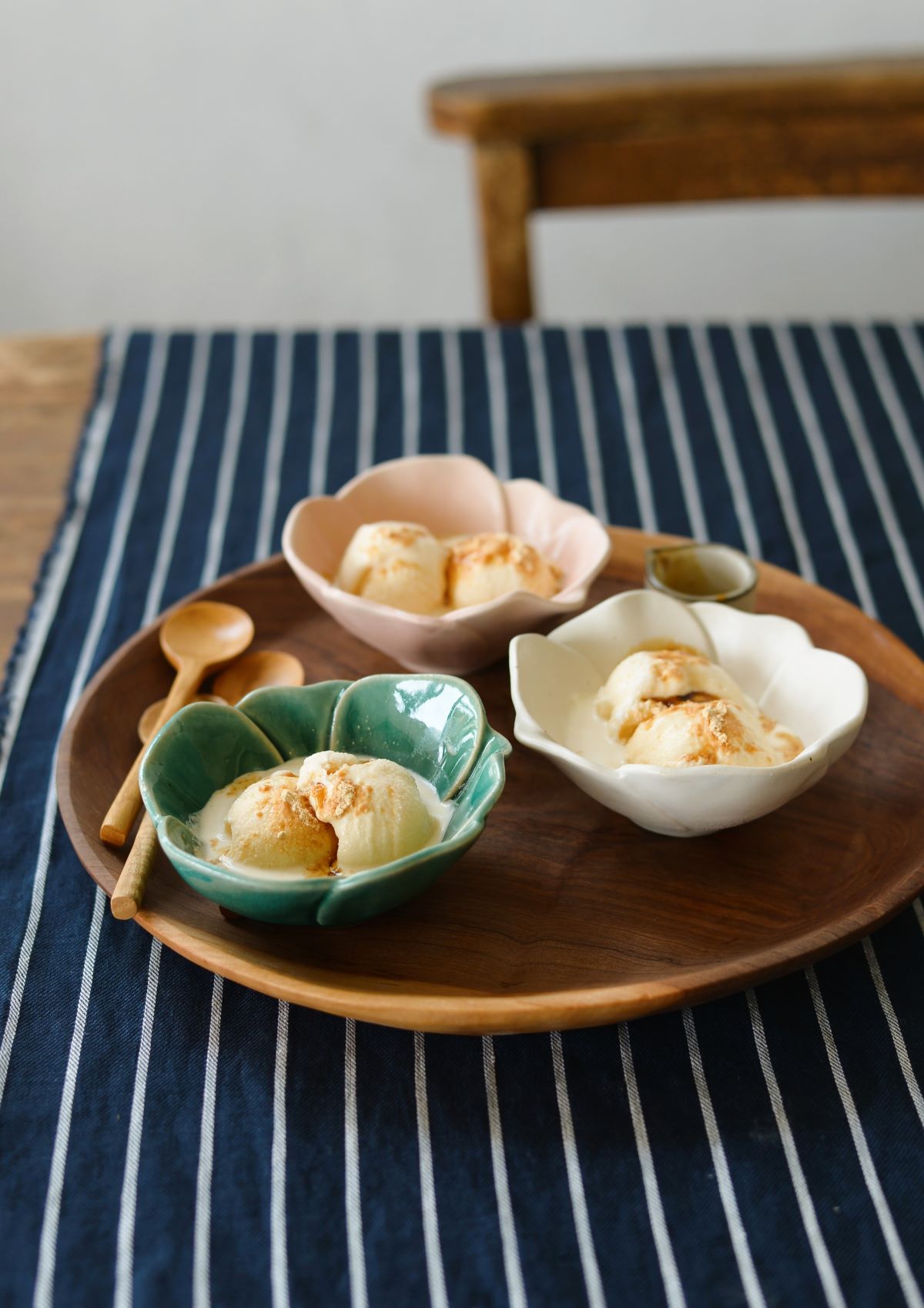 レコメンド :: 植物モチーフの器 :: 山茶花 4寸小鉢 - マルミツウェブ