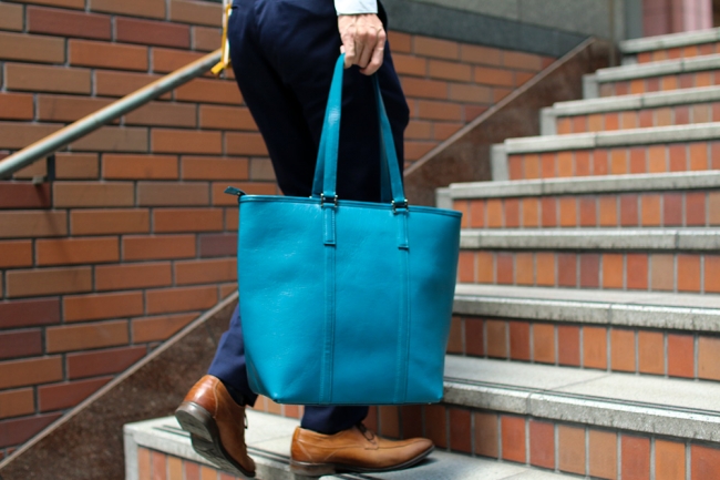 累計販売個数1万個の牛本革トートバッグに「タテ型」ビジネストートが