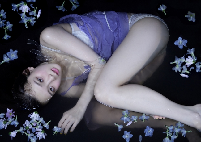 金子理江の写真集「ambiguous」が9月17日に発売決定！セブ島と東京で