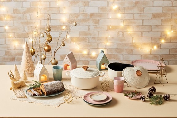 レースレリーフをモチーフにギフトをイメージした「クリスマス