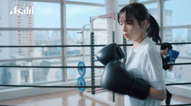 広瀬すずさんがキレのあるキックボクシングを披露！「三ツ矢サイダー