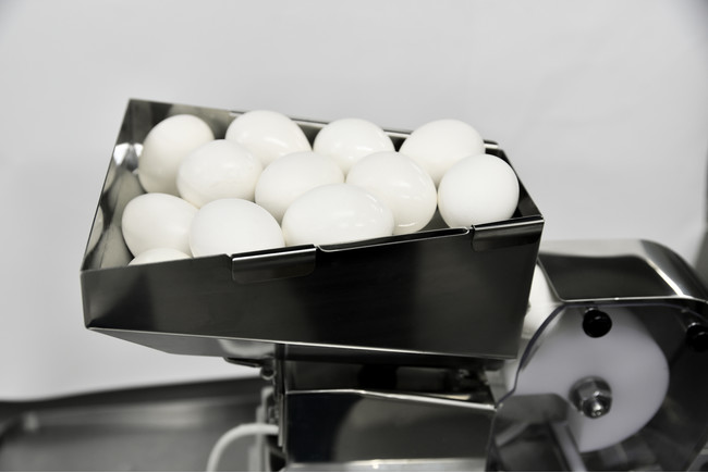 世界初、卓上型の業務用 とろとろ半熟卵自動殻剥きマシン・ゴールデン