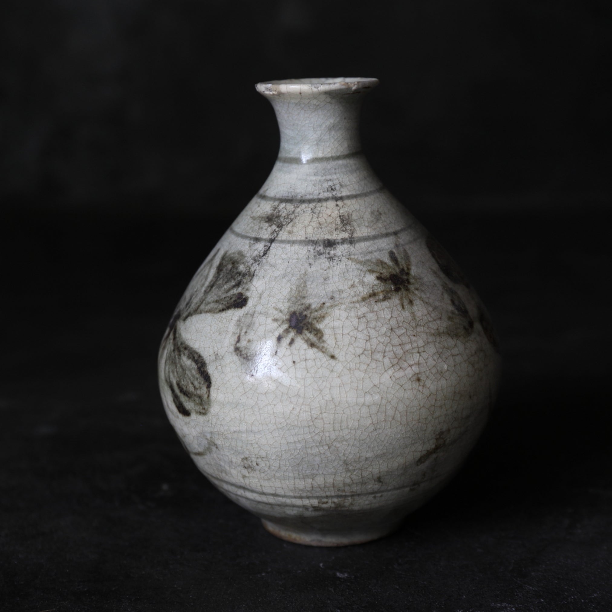 李朝 粉青沙器 鉄絵 草花文瓶（1392–1897 CE） | 入蘆花（ロカニイル）