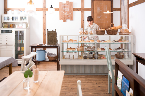 こだわりのアンティーク店舗什器で理想のお店に！ラフジュ工房の