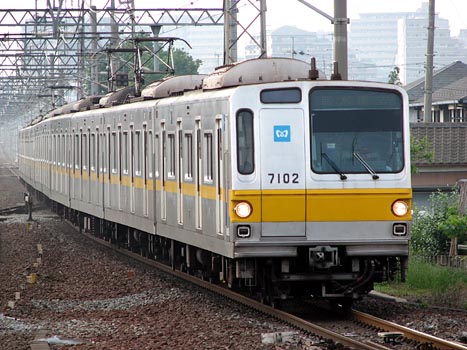 去就が気になる 黄色帯で残る東京メトロ有楽町線7000系: Kaz-T's blog
