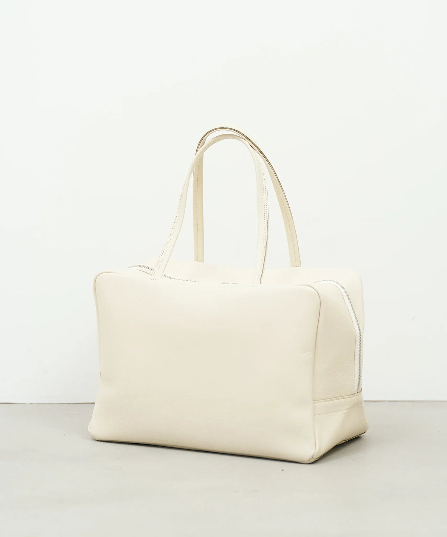 ボストンバッグ》軽くて柔らかい牛革を使用したシンプルなボストン