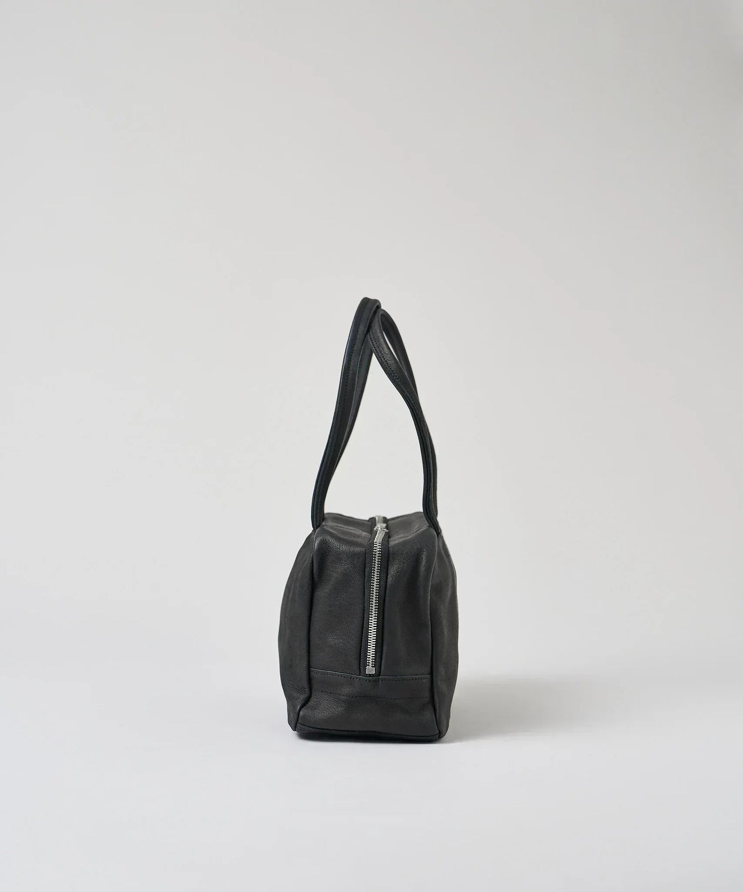 REN】《ボストンバッグ》肩掛けできる小ぶりのスクエア型のレザーバッグ。