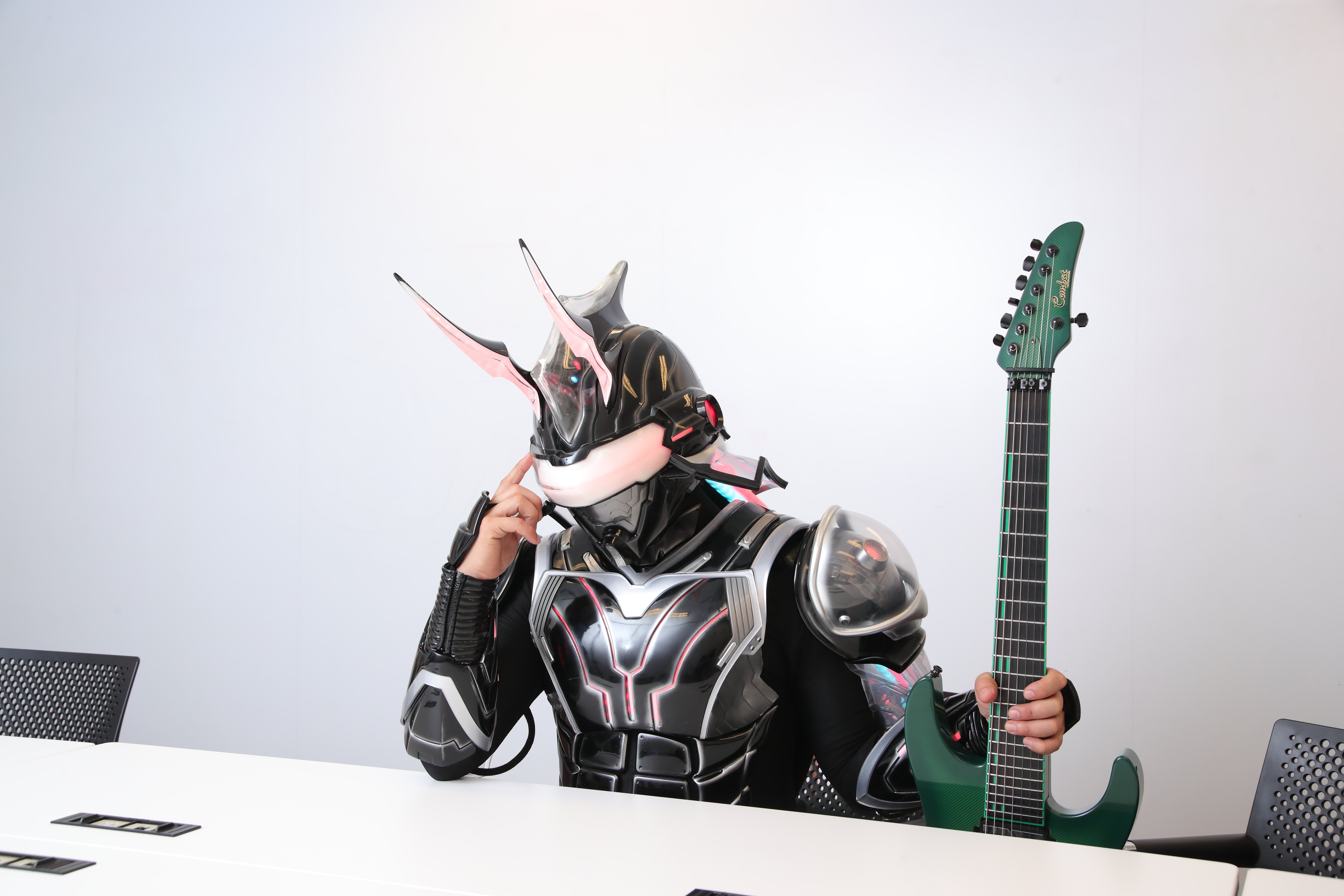 インタビュー】3人の女性ボーカルと未来から来たスーパーサイボーグ