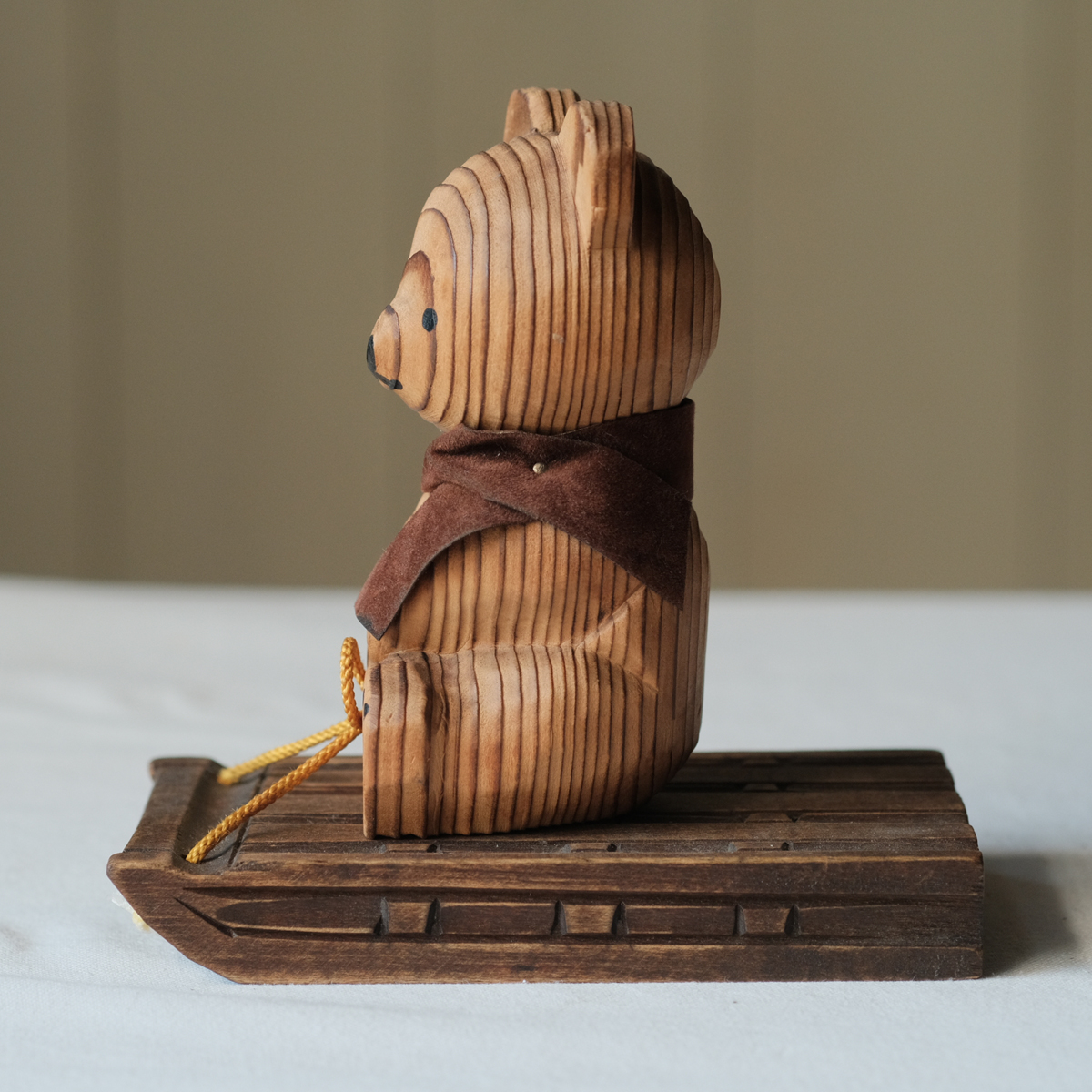 1805 古い木彫りのソリする熊 うづくり「熊ぼっこ」 大 | REFACTORY