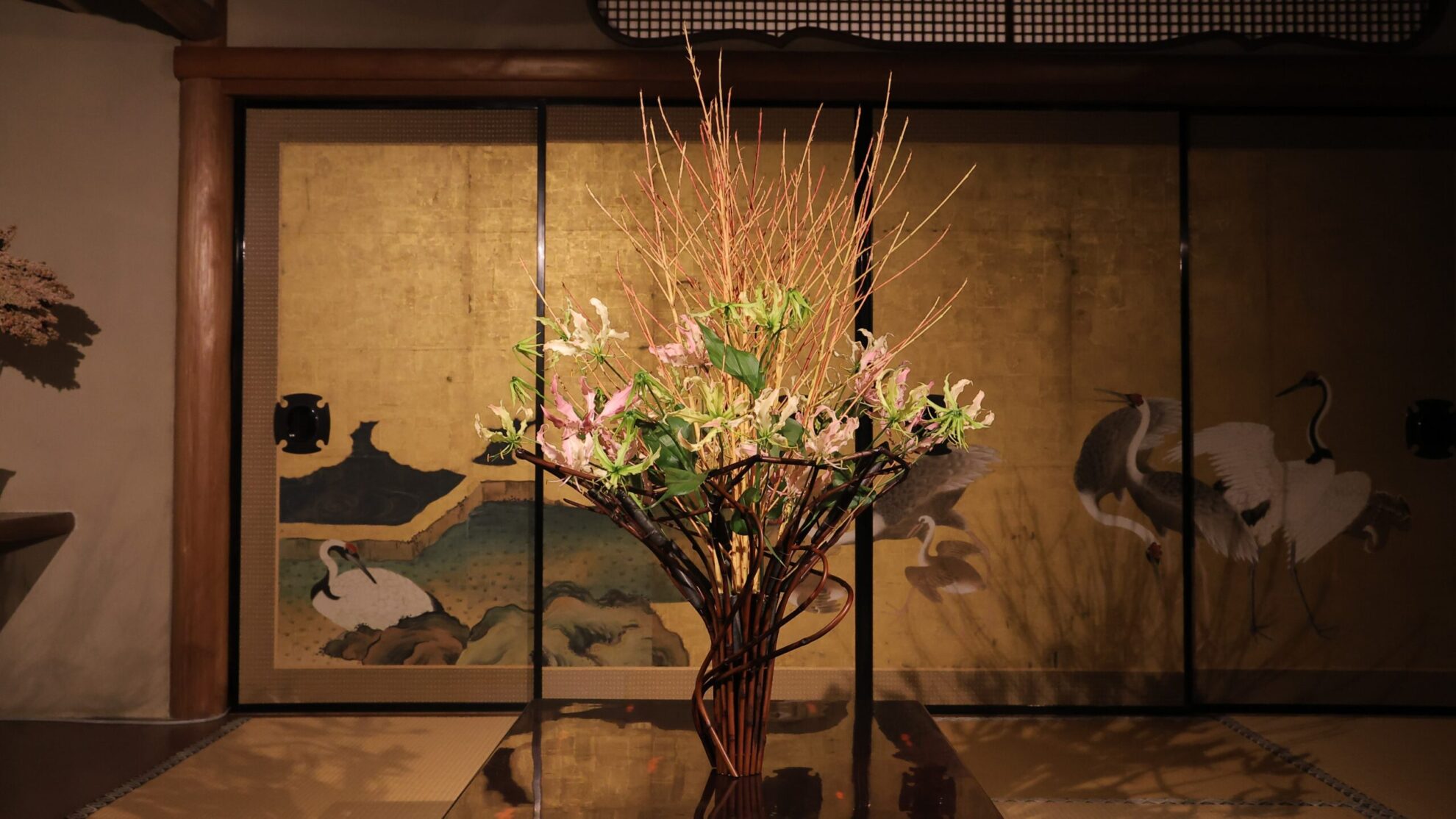 衣笠で魅せる芸術の融合 「花の彫刻家」ダニエル・オスト展覧会【文化