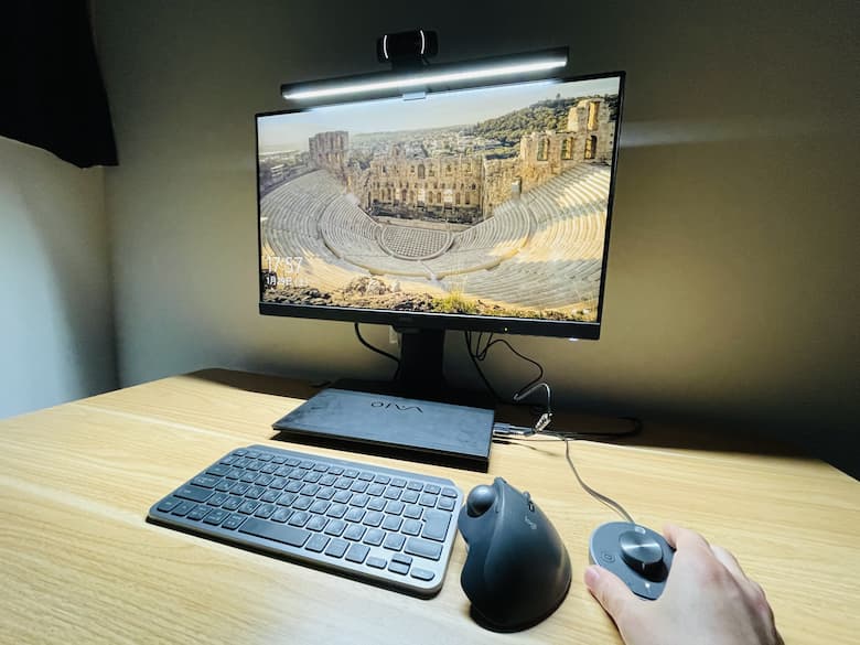 BenQ ScreenBar Plusの使い方＆レビュー。確実操作の手元スイッチ