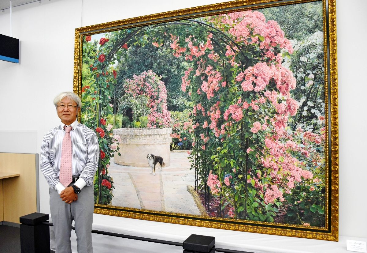 咲き誇るバラ園新庁舎彩る 唐津市出身の田口さん、絵画寄贈 | まちの