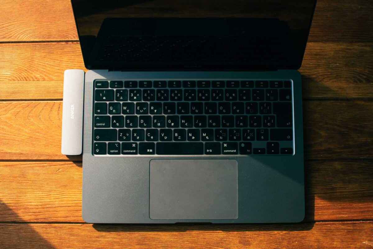 M1 Mac book air にはこれを揃えた！名脇役アクセサリー | 【サワログ