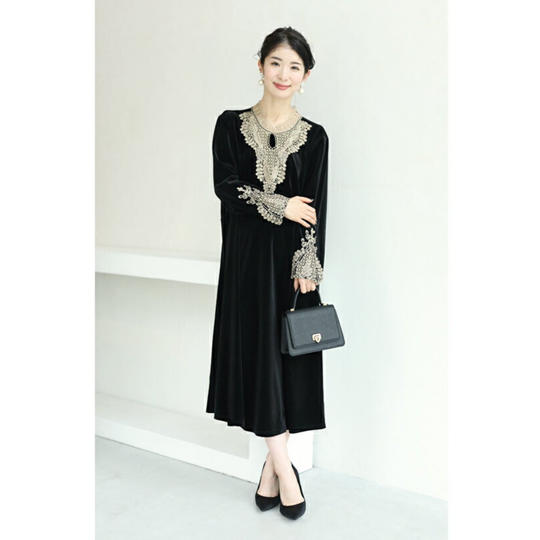 カワイイ CAWAII アンティークレースの艶ベロア調ミディアムワンピース