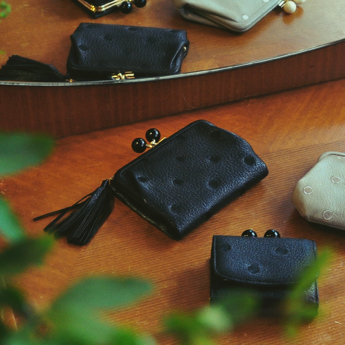 ロングセラー＞ペルケ perche アクリル玉がま口2つ折り財布 （ブラック