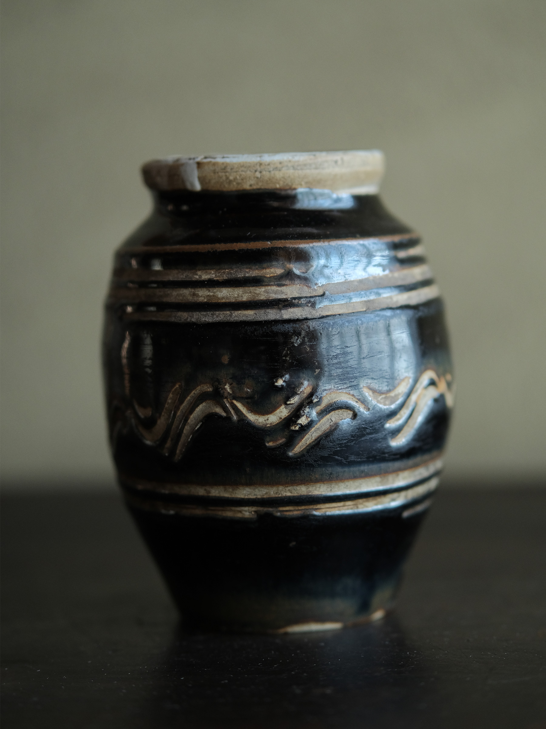 明朝 霊武窯 黒釉線彫水波文小壺 | 骨董と詩学 Antique & Poetics | 蛇韻律