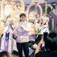 コスプレ】2ショット撮影ができた『鳴潮』ブース！スレンダーな美脚が