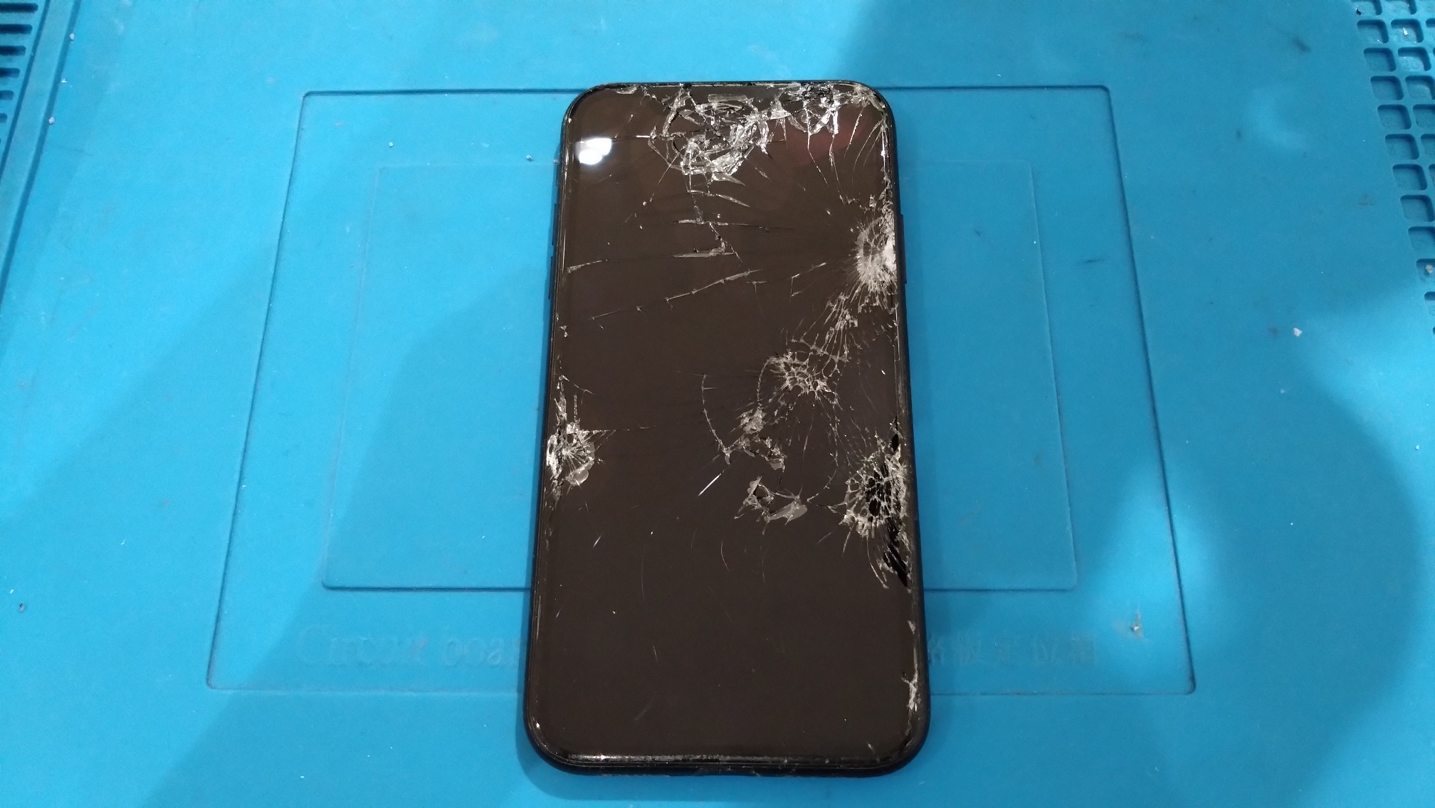 画面全体が割れてしまったiPhoneXR（アイフォン）の画面交換承りました