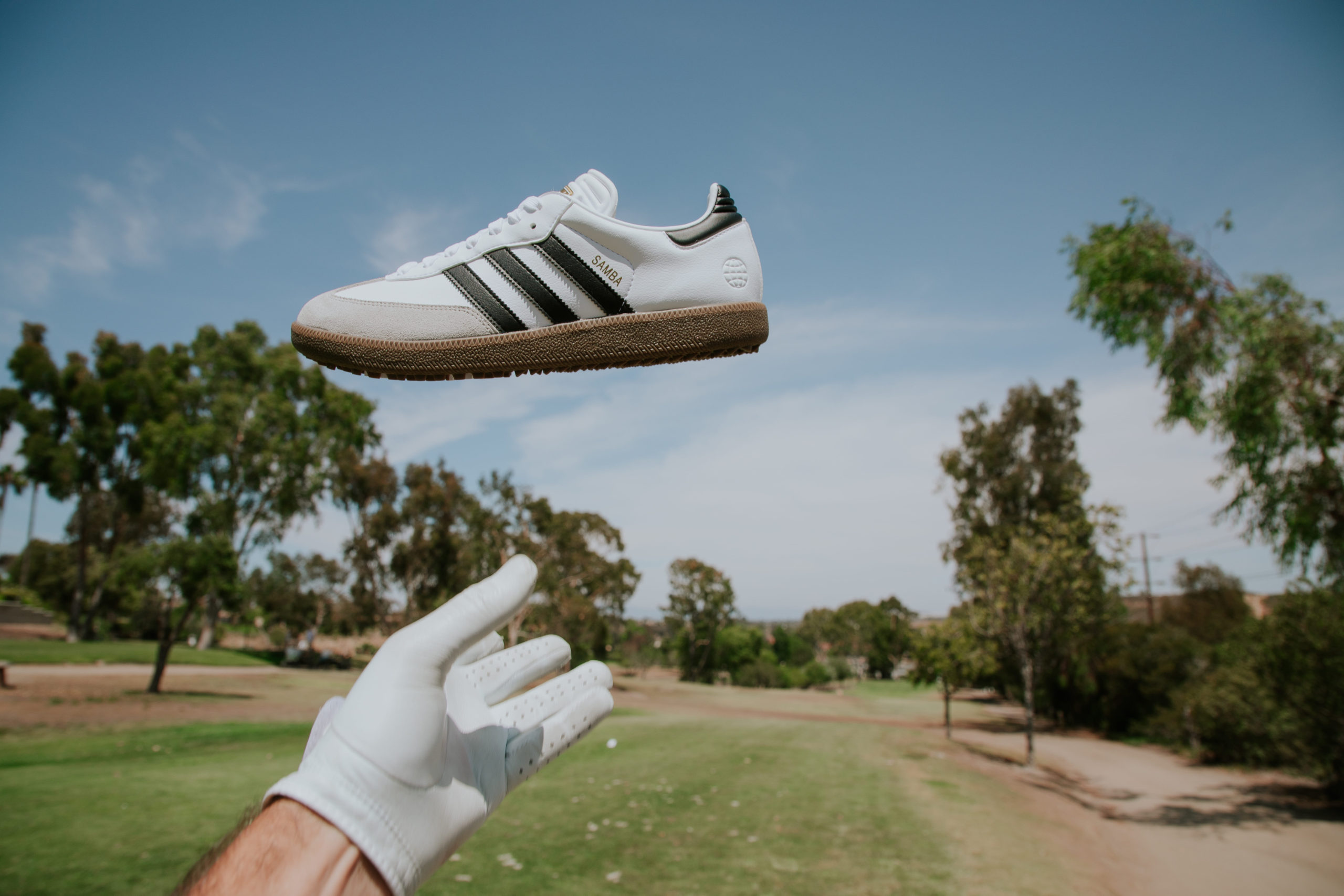 アディダスゴルフ」からアディダスオリジナルスの定番人気モデル