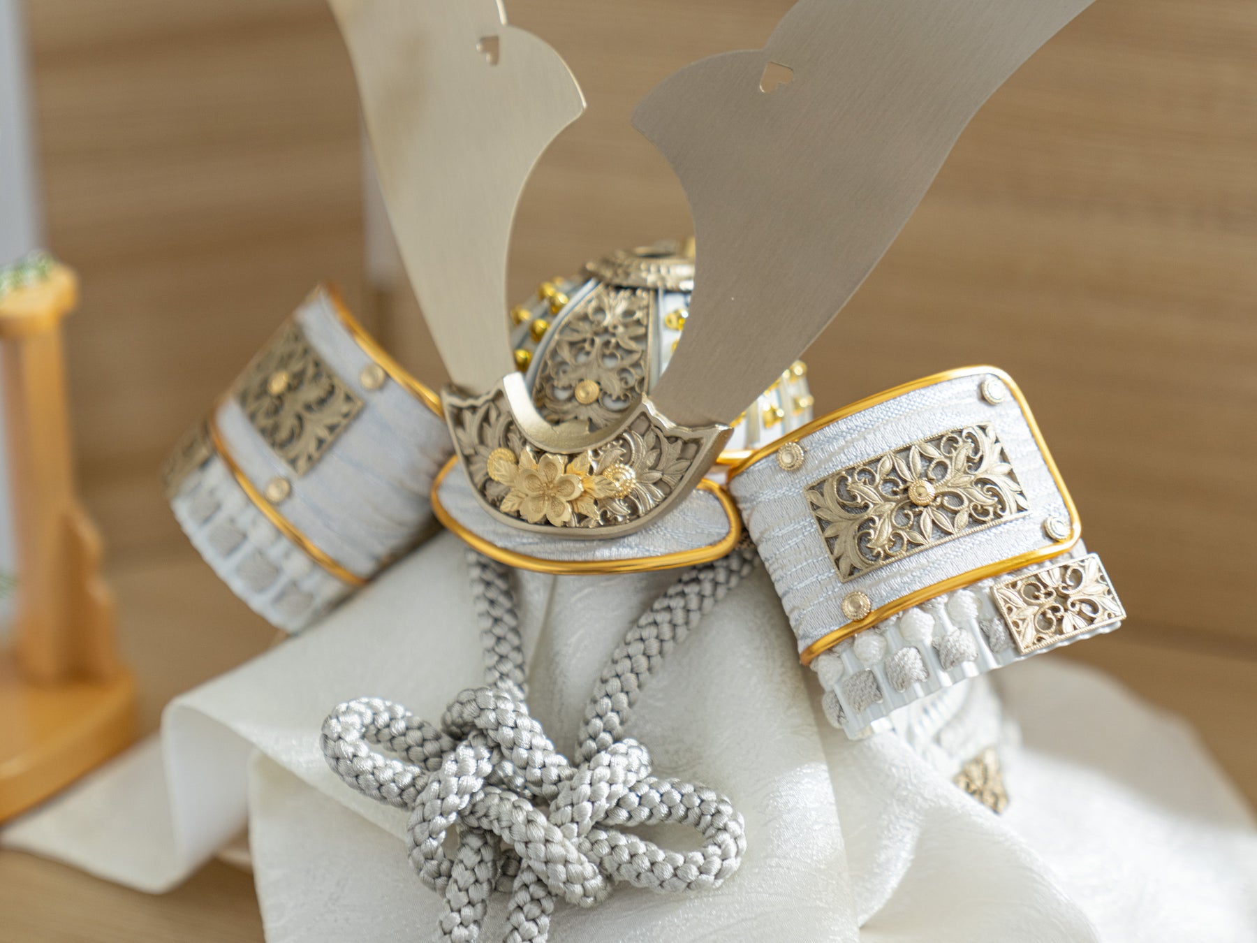 綾野収納飾り ナチュラル 白 8号 桜シルバー｜端午の節句 五月人形 兜