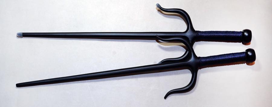 楽天市場】武具 十手 釵 サイ 琉球古武術 48CM 鉄製 黒メッキ 二本