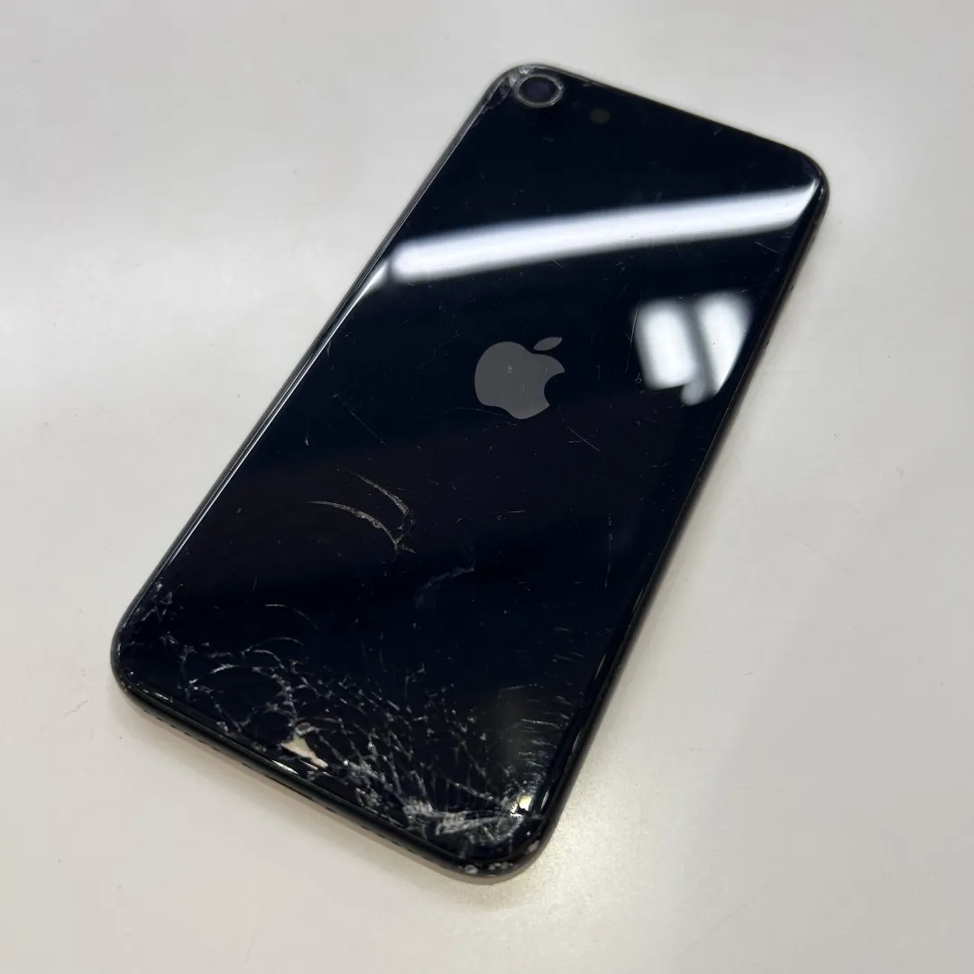 ガラス割れでも諦めない！iPhone SE（第3世代）の背面パネル交換修理