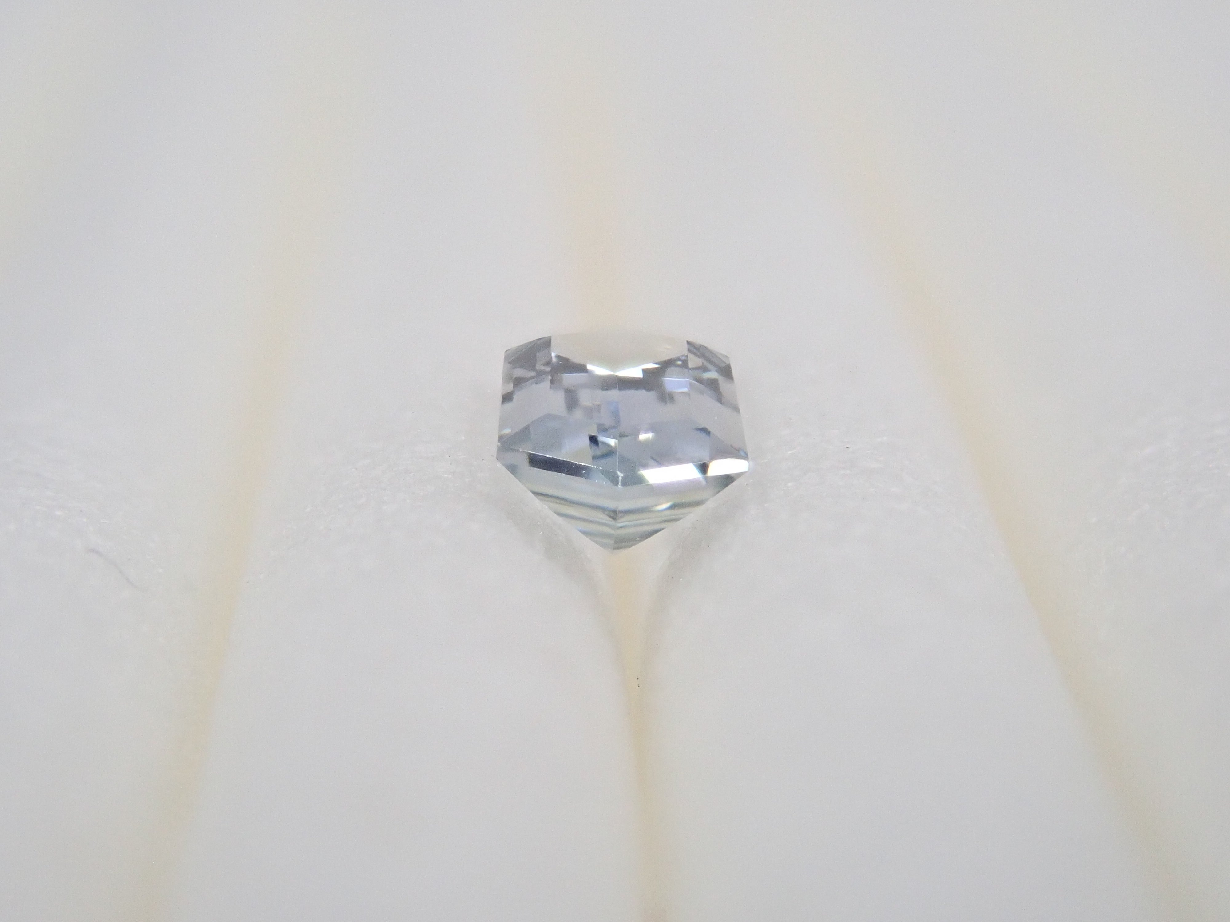 マダガスカル産アイスブルーサファイア 0.181ctルース