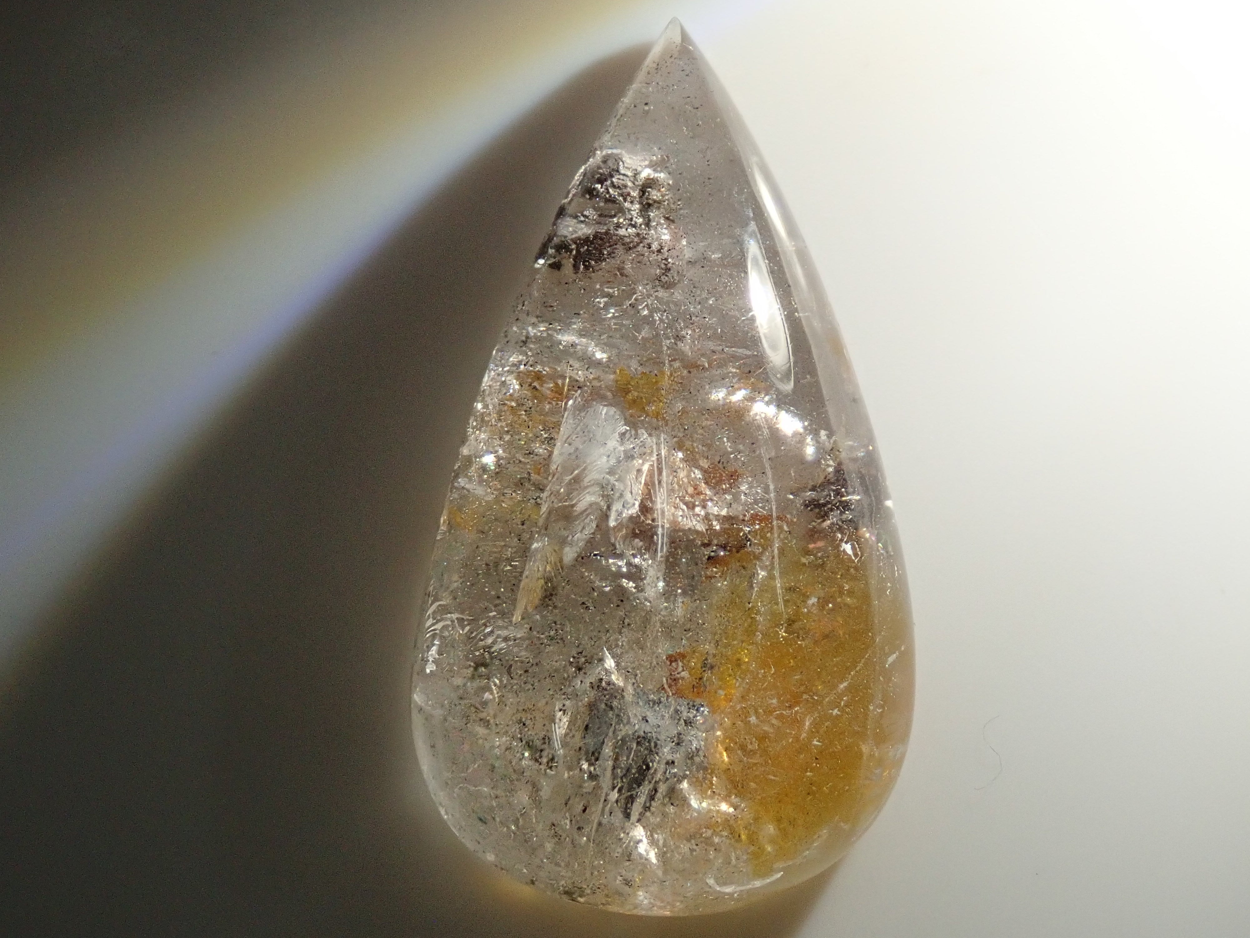 パイライトインクォーツ 六面体パイライト 貫入結晶 ルチルの噴水 激