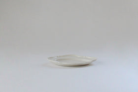 河合竜彦 白ツヤ釉 オーバルレリーフ皿 ｜くらすこと公式オンラインストア