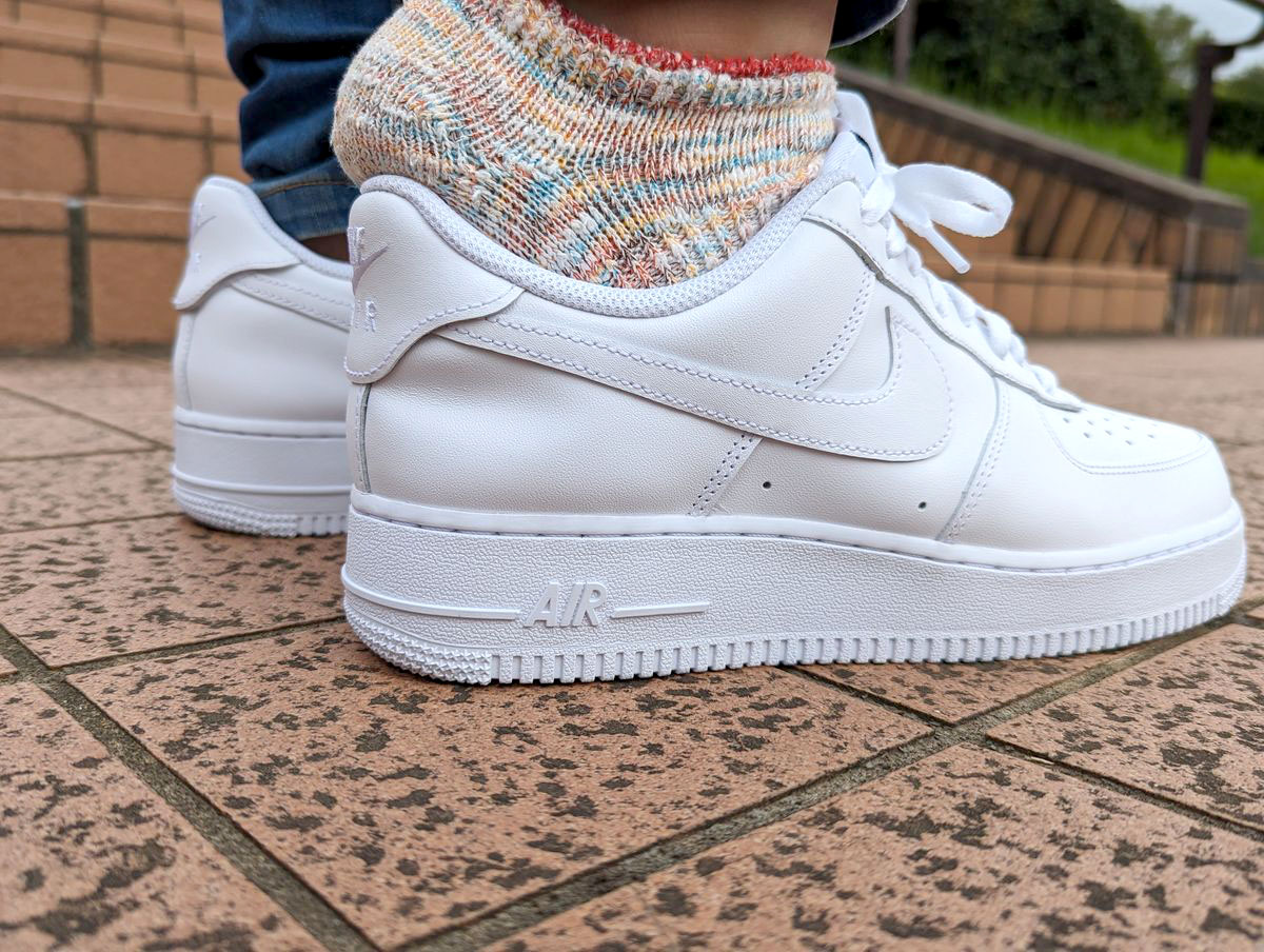 手を使わず脱ぎ履き可！ナイキ「エアフォース1」フライイーズ仕様の