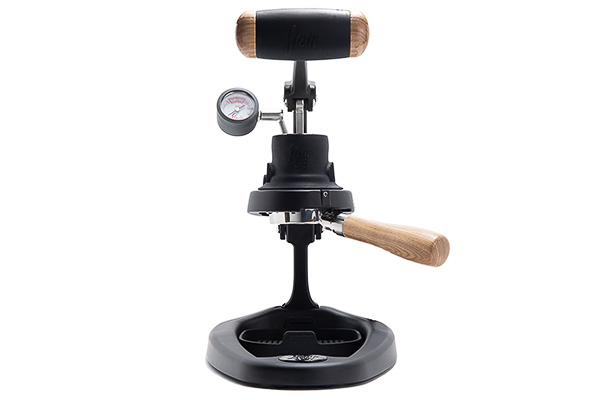 めちゃカッコいい手動のエスプレッソマシンでバリスタ気分が味わえます