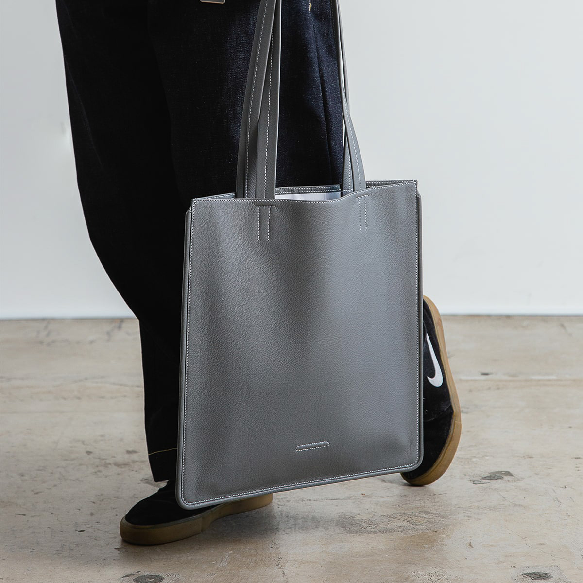 絶妙な使い勝手！オブジェクツアイオー「フラットレザートート」で日常