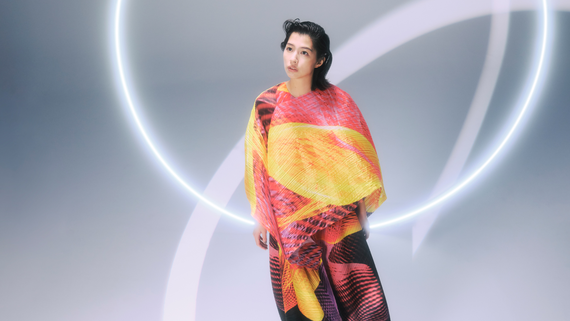 未知の惑星に想いを馳せて。佐久間由衣とプリーツ プリーズ イッセイ