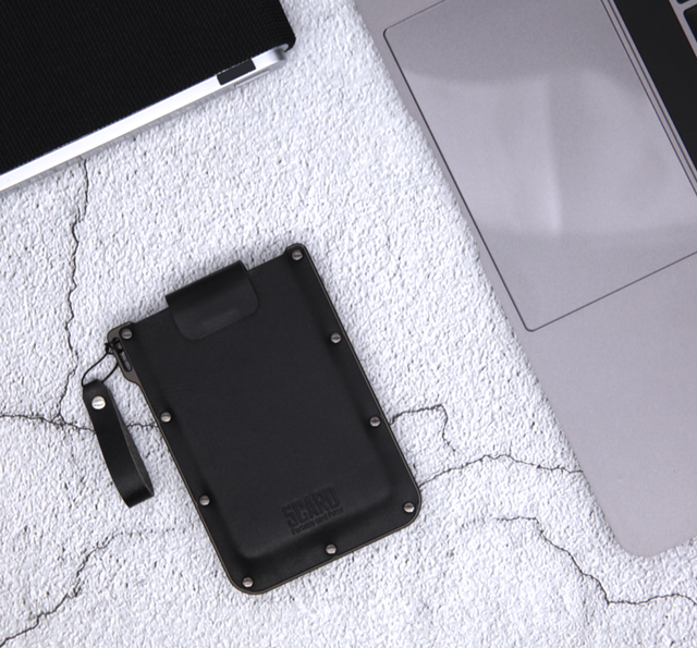 ストラップで簡単取り出し！本革と金属の上質感たっぷりの「トロリー型