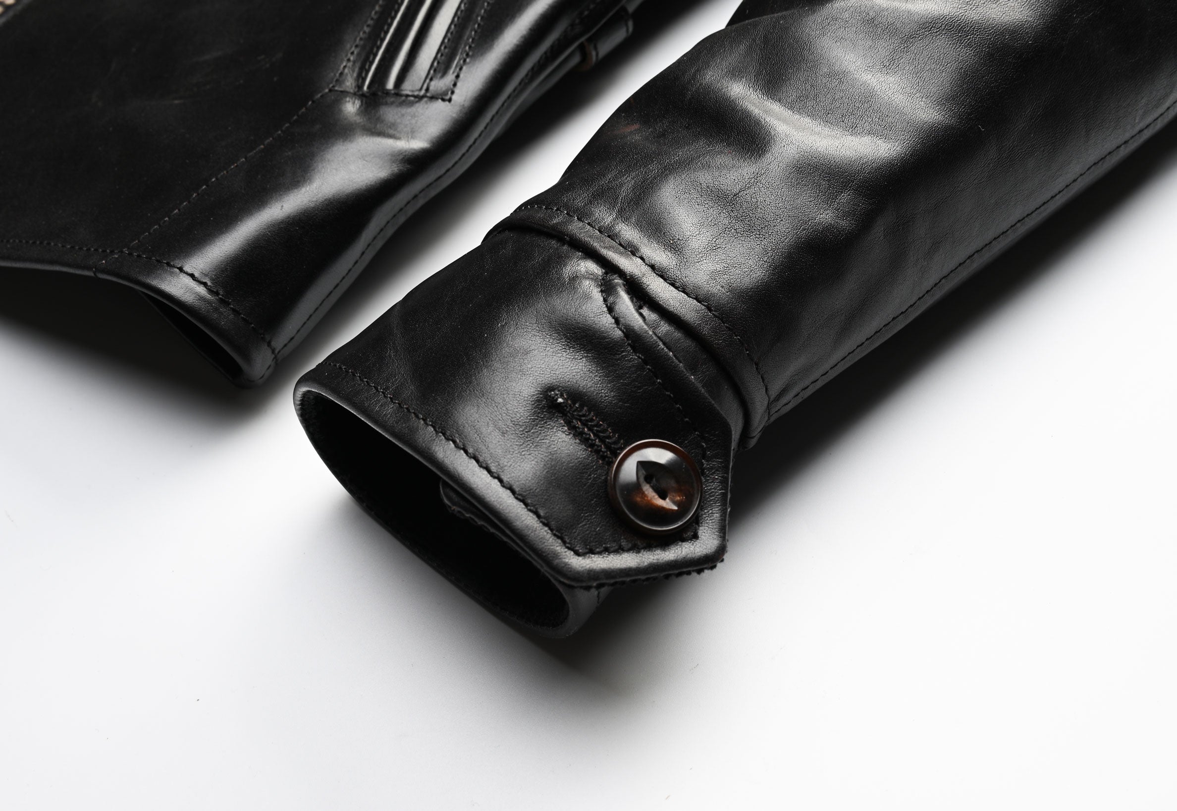 シンプルながらもクラシックな雰囲気を纏う・茶芯馬革レザージャケット