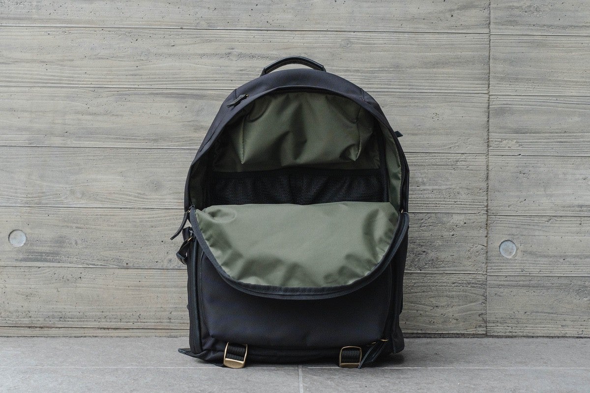 カジュアルなのに高機能。オンオフ使える2階建て構造-FLOORPACK Flex