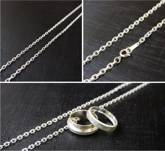 2つに分かれる特殊ギミック付シルバーリング。刻印されたフレーズが