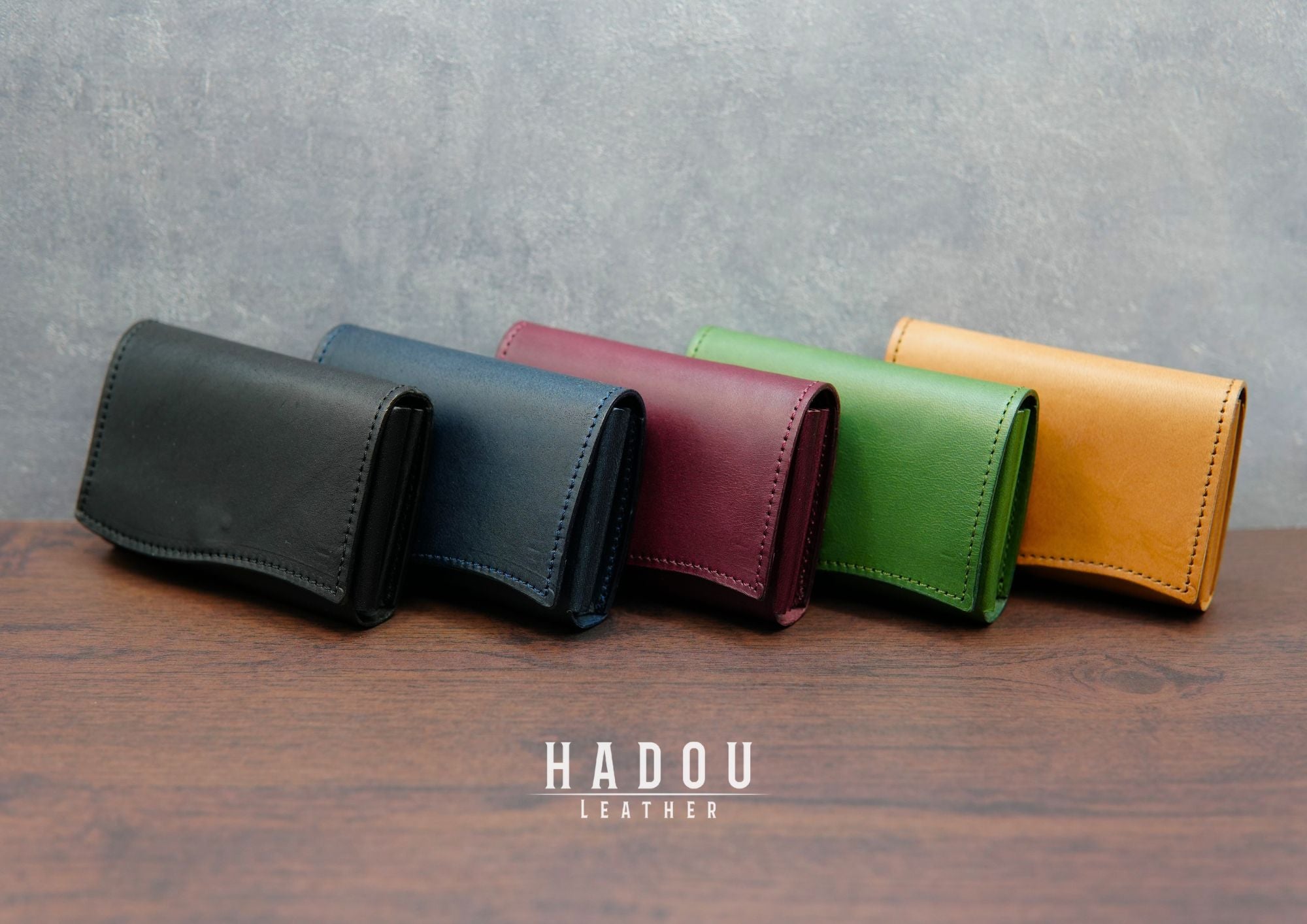 死角なし。お札を折らずにスルッと収納できる、カードサイズの上質な