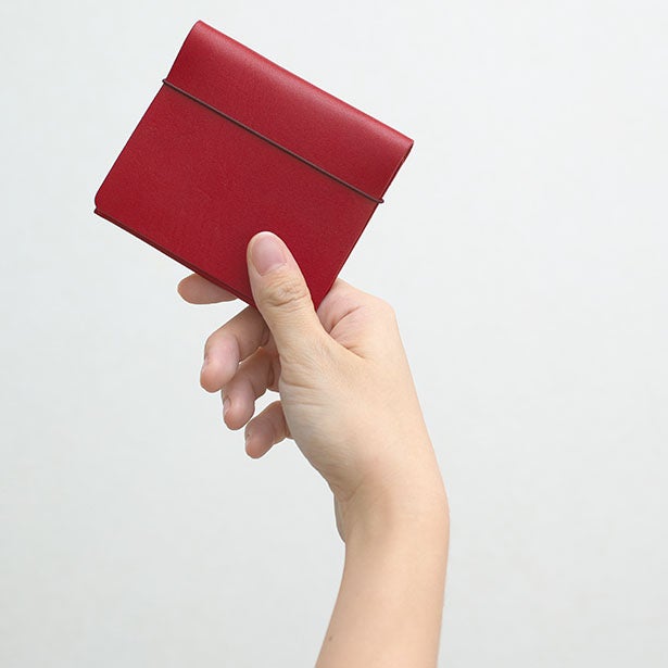 片手でフリップアップ！ さっとスピーディーに⽀払える！ 栃⽊レザーの