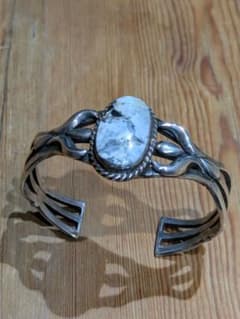 ナバホ ホワイトバッファロー サンドキャスト バングル - メルカリ