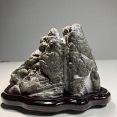 グレーの山型水石 木製台座付き - メルカリ