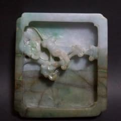 清 古色天然翡翠 ヒスイ 細工刳り貫き彫り『祥瑞霊芝文と猿之図 』置物