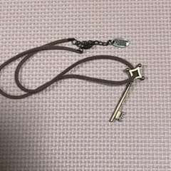 進撃の巨人 ユニバ usj エレン 地下室の鍵 ネックレス - メルカリ