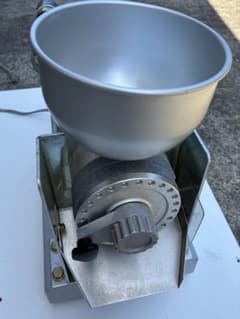 家庭で簡単‼️電動石臼製粉機 フシミ製作所 卓上タイプ - メルカリ