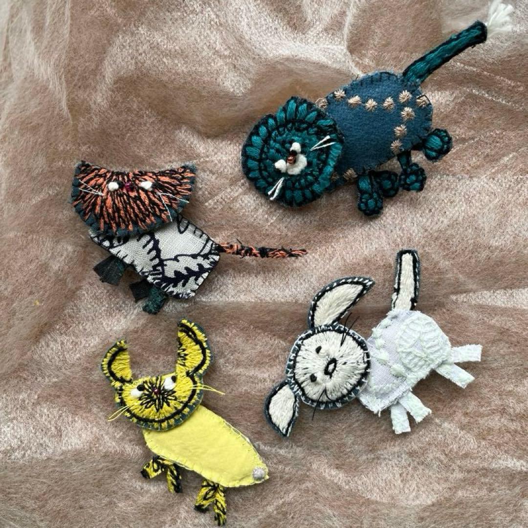 ミナペルホネンquartetねこさんブローチ ハンドメイド - メルカリ