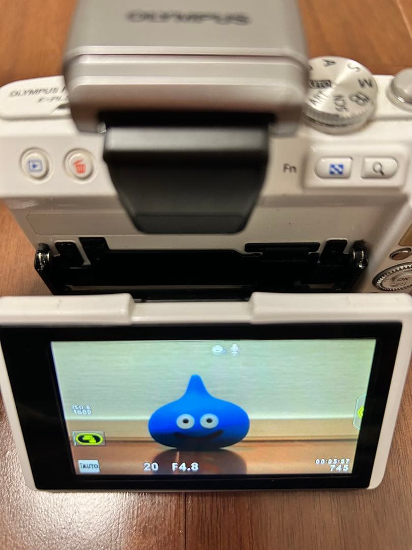 OLYMPUS ミラーレス一眼 ホワイト