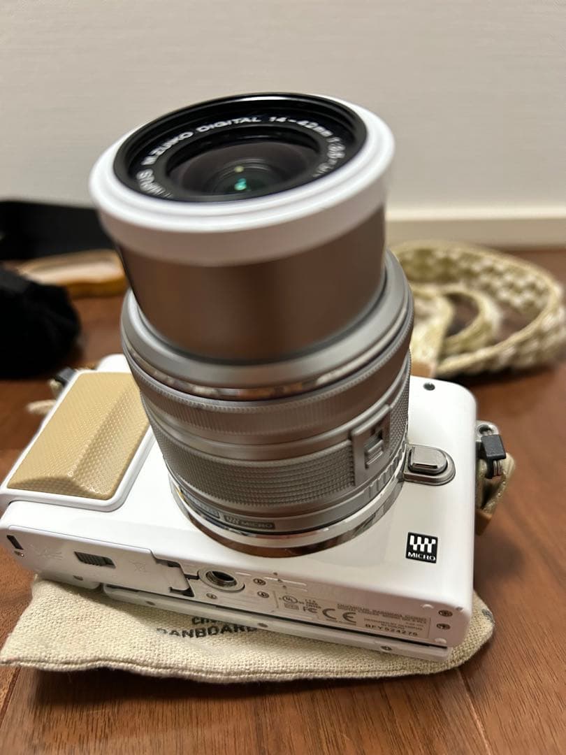 OLYMPUS ミラーレス一眼 ホワイト