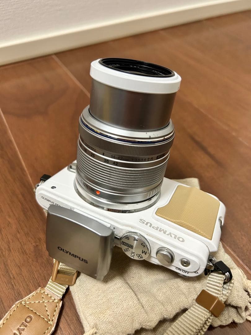 OLYMPUS ミラーレス一眼 ホワイト